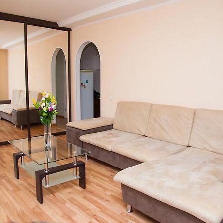 Semi Luxury Apt On Yatsenka 8 Near Intourist Hotel Zaporizhia Esterno foto