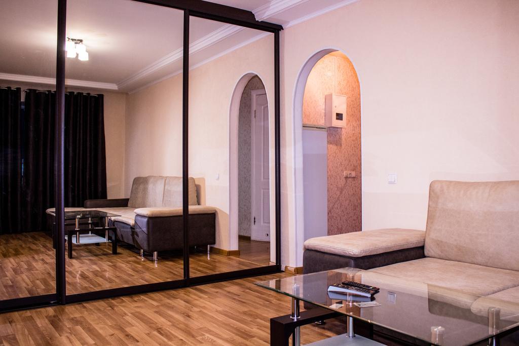 Semi Luxury Apt On Yatsenka 8 Near Intourist Hotel Zaporizhia Esterno foto
