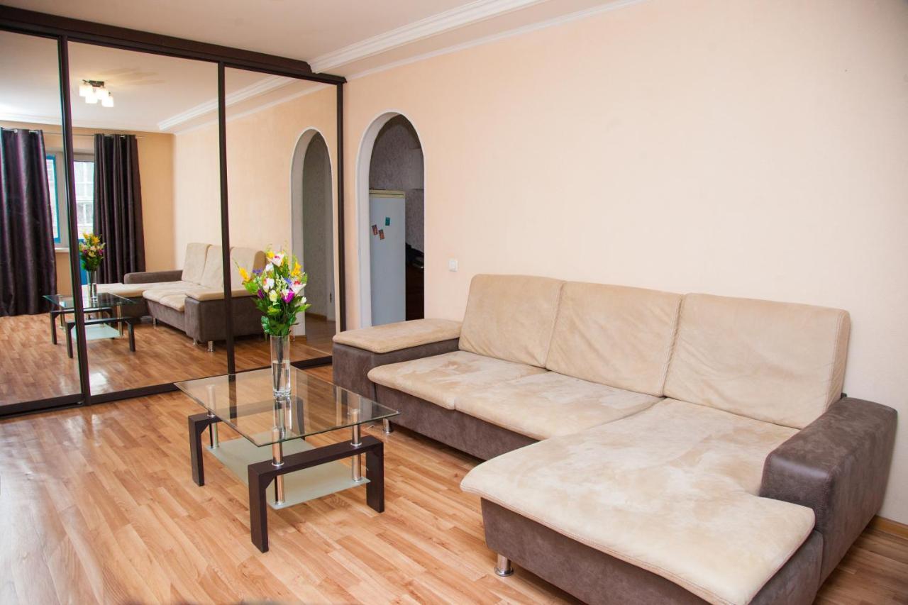 Semi Luxury Apt On Yatsenka 8 Near Intourist Hotel Zaporizhia Esterno foto