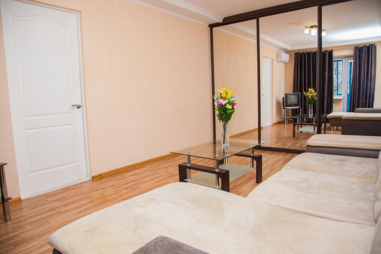 Semi Luxury Apt On Yatsenka 8 Near Intourist Hotel Zaporizhia Esterno foto