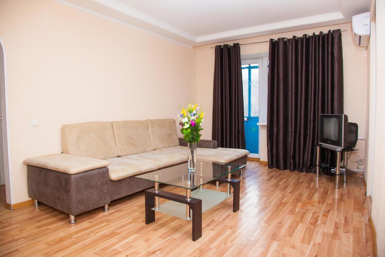 Semi Luxury Apt On Yatsenka 8 Near Intourist Hotel Zaporizhia Esterno foto